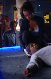 Lt. Horatio Caine (David Caruso, l.) und Dr. Alexx Woods (Khandi Alexander, hinten r.) untersuchen das Opfer und den Tatort genau.