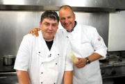 Klaus (l.) möchte seine Gastronomie im Herzen einer Kleingartenanlage unbedingt am Leben erhalten, doch ohne Frank Rosins (r.) Hilfe hat er keine Chance ...