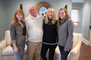 Als Julie und Larry Lee sich bei Mina und Karen melden, haben sie ein ganz besonderes Anliegen: Sie brauchen in ihrem Hause mehr Platz für gelegentliche Familientreffen - mit 23 Kindern und Enkeln ...