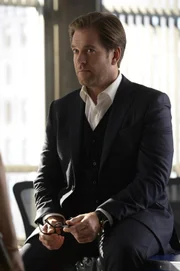 Was veranlasst die Staatsanwaltschaft wirklich, gegen John Philips zu prozessieren? Um dieser Frage auf den Grund zu gehen, schreckt Bull (Michael Weatherly) nicht einmal davor zurück, Cable den Privatserver des Staatsanwalts hacken zu lassen ...