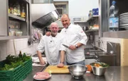 Die Gaststätte "Netz" ist in Düsseldorf Oberbilk eine Lokalgröße! Seit 14 Jahren schmeißt Wirt Jörg Wellnitz (l.) die typische Eckkneipe mit rheinischem Charme. Doch Frank Rosin (r.) trifft der Schlag, als er den vermeintlichen Gaststättenbetrieb das erste Mal betritt ...
