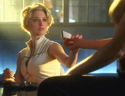 Ginger (Katherine LaNasa) veranstaltet Wettkämpfe mit ferngesteuerten Robotern. Vermutlich war es auch ein Roboter, der einen bestialischen Mord beging. Hat sie ihn gesteuert? Ginger (Katherine LaNasa) veranstaltet Wettkämpfe mit ferngesteuerten Robotern. Vermutlich war es auch ein Roboter, der einen bestialischen Mord beging. Hat sie ihn gesteuert?