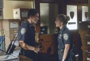 Als eine Kollegin gegen ihren Partner aussagt wird sie gemobbt und belästigt. Jamie (Will Estes, l.) steht ihr zur Seite und wird dadurch selber zur Zielscheibe. Wie wird Eddie (Vanessa Ray, r.) darauf reagieren?