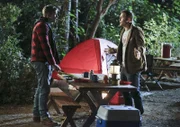 Als George (Scott Porter, r.) plötzlich auf dem Campingplatz auftaucht, muss Wade (Wilson Bethel, l.) sich dem Gesagten stellen ...