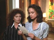 Emily Broussard (Emily Ashley) und Pricilla Dauphin (Anna-Marie Johnson) haben einen mysteriösen Brief entdeckt.