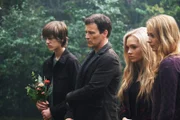 L-R: Andy Strucker (Percy Hynes White), Reed Strucker (Stephen Moyer), Lauren Strucker (Natalie Alyn Lind) und Kate Strucker (Amy Acker)