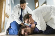 Dr. Matteo Moreau (Mike Adler, l.) und Dr. Elias Bähr (Stefan Ruppe, r.) kümmern sich um den neuen Hospitanten Moritz Gadow (Anton Weil, M), als dieser plötzlich auf dem Gang zusammenbricht.