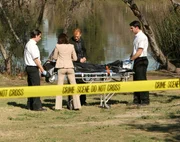 In einem See wurde eine weibliche Leiche gefunden. Alexx Woods (Khandi Alexander, 2.v.li.) und Horatio Caine (David Caruso, 2.v.re.) vermuten, dass es sich um Melissa Rowe handelt.