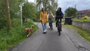 Julia (l.) und Frederik mit Duck Tolling Retriever "Capper" und Trainerin Ellen Marques.