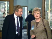 Jessica (Angela Lansbury) trifft bei einer Auktion Charlie (Wayne Rogers), der trotz Schulden ein teures Gemälde ersteigert.