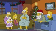 Bevor sie ein Weihnachtsfest alleine verbringen, fahren Marge (l.), Maggie (2.v.l.), Lisa (3.v.l.) und Bart (r.) zu Abe (3.v.r.) und Jasper (2.v.r.) ...