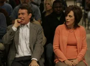 Lois (Jane Kaczmarke, r.) und Hal (Bryan Cranston, l.) besuchen Francis, um mit ihm den ersten Jahrestag zu feiern, seit er aufgehört hat, zu trinken ...