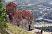 Byzantinische Kirche auf einer Hügelkuppe bei Berat, Albanien