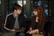Jack (Alexander Calvert, l.); Rowena MacLeod (Ruth Connell, r.)