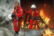 Peter Berger (Serge Falck, l.) und Dr. Harland (Urs Remond) laufen aus dem brennenden Stollen. Wo bleibt ihr Kollege Thomas Wächter?