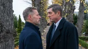 Großgrundbesitzer Hans Otto Corfitzen (Henrik Birch, r.) will, dass Johnny Gregersen (Mikael Birkkjær, l.) den Untersuchungsausschuss um ein mögliches Dienstvergehen seines Neffen Hannibal verhindert.