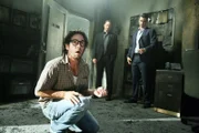 Die todbringende Explosion trägt die Handschrift des vorbestraften Brandstifters Rob Morrow (Leonard Brooks, vorne). Dieser bestreitet den Anschlag jedoch vehement. Detective Mac Taylor (Gary Sinise, M.) und Detective Don Flack (Eddie Cahill) ermitteln.