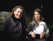 Serena Haynes (Elizabeth Wilson) und die Krankenschwester Lila Nolan (Megan Porter Follows) kümmern sich liebevoll um Serenas schwerkranken Vater.