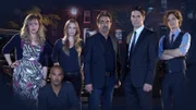 (11. Staffel) - Ein starkes Team, das jeden Serientäter zur Strecke bringt: Dr. Spencer Reid (Matthew Gray Gubler, r.), Derek Morgan (Shemar Moore, 2.v.l.), Aaron Hotchner (Thomas Gibson, 2.v.r.), David Rossi (Joe Mantegna, 3.v.r.), Jennifer 'JJ' Jareau (AJ Cook, 3.v.l.) und Penelope Garcia (Kirsten Vangsness, l.) ...