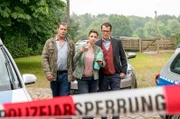 Finn (Sven Martinek, l.), Nina (Julia Schäfle, M.) und Lars (Ingo Naujoks, r.) sind auf dem Weg zum Tatort.