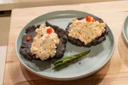 +++ Die Verwendung des sendungsbezogenen Materials ist nur mit dem Hinweis und Verlinkung auf RTL+ gestattet. +++ "Tampico"-Salat mit Surimi, Frischkäse und Chili auf knusprigen blauen Mais-Schiffchen 5,96 €