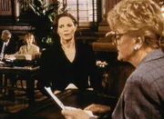 Jessica Fletcher wird von Staatsanwaeltin Annette Rayburn verhoert.