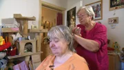 Elke (re) schneidet Dagmar die Haare