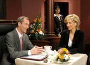 Wege zum Glück  Kapitel 371 Staffel 1, Episode 371 Annabelle hört mit an, was Richard Helena über ihre Fähigkeiten als Geschäftsfrau erzählt: Peter Zimmermann als Richard, Isa Jank als Annabelle, Silke Matthias als Helena