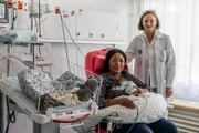Um die Hirnreifung von Frühchen zu fördern, hat sich die Genfer Neurowissenschaftlerin Prof. Petra Hüppi (r.) ein besonderes Experiment ausgedacht. In Zusammenarbeit mit dem Komponisten Andreas Vollenweider hat sie einen Soundtrack für Frühchen entwickelt. Neben Prof. Petra Hüppi sitzt eine Mutter (l.) mit ihrem der Frühchen, die diesen Soundtrack zu hören bekommen.