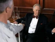 Jack (Richard Dean Anderson) bedroht Senator Kinsey (Ronny Cox, re.). Jack will, dass er seine Macht einsetzt um General Hammond wieder zur¸ckzuholen.
