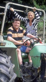 Uschi (Antje Lewald) hat Benno (Willi Thomczyk) das fehlende Ersatzteil für den Trecker besorgt. Jetzt machen sie glücklich vereint eine Fahrt über die Felder!