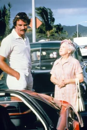 Magnum (Tom Selleck, l.) ist in einen Unfall mit einer älteren Dame (Georgia Schmidt, r.) verwickelt ...