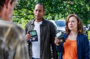 Die Kommissare Jerry Paulsen (Peter Marton, M.) und Sophia Strasser (Katharina Leonore Goebel, r.) melden sich nach über 10 Jahren bei Hannes Gagern (Butz Ulrich Buse, l.), da die Leiche seiner vermisste Frau, eingefroren im Gletscher gefunden wurde.