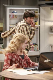 Die werdende Mama Bernadette (Melissa Rauch, vorne) ist fassungslos, als sie erfährt was sich hinter Howards (Simon Helberg, hinten) "kleinen" Baby-Einkäufen verbirgt ...
