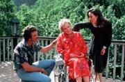 Die blinde Agatha Kimball (Mercedes McCambridge, M.) bittet ihren guten Freund Magnum (Tom Selleck, l.) um Hilfe: Die alte Dame wird von einem Unbekannten erpresst. Der besitzt schwerwiegende Informationen über ihre Enkelin Amy (Andrea Marcovicci, r.).