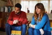 Nick (Darryl Foster, l.); Caroline (Rebecca Humphries, r.)