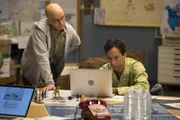 Während Abed (Danny Pudi, r.) damit beschäftigt ist, eine Schmutzkampagne gegen das Greendale College mit einem Schmutzvideo seinerseits zu bekämpfen, verliert sich Dean Pelton in SMS-Gesprächen mit Jeff.