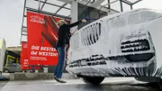 SUV Fahrerin Verena Krivda pflegt ihren geliebten SUV in der Waschstraße.