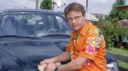 Lothar (Rene Heinersdorff) poliert gerade seinen niegelnagelneuen Geländewagen, als Benno mit einem alten Trecker auftaucht.