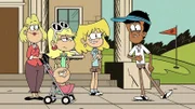 Rita, Lily, Leni und Lori Loud besuchen den Campus der Fairway University, wo Lori studieren möchte. Dort treffen sie auf einen Studenten, der ihnen eine Tour durch den Campus gibt. Sie starten beim Golfplatz.