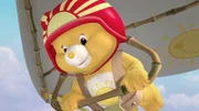 Sonnenscheinbärchi fliegt über Anton und Brummbärchi.