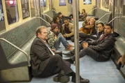 Ein bewaffneter Mann nimmt zahlreiche Fahrgäste einer U-Bahn als Geiseln, darunter befindet sich auch Detective Esposito (Jon Huertas, vorne r.) ...