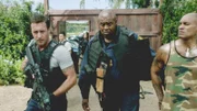 Danny, Steve (Alex O'Loughlin, l.), Chin (Daniel Dae Kim, 2.v.l.) und Kono (Grace Park, M.) versuchen alles, um Lou Grovers (Chi McBride, 2.v.r.) Tochter lebend aus den Fängen von Ian Wright zu befreien ...