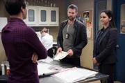 "Brooklyn Nine-Nine", "Er ist polizeiliches Dynamit." Jake und Amy arbeiten mit Detective Majors, dem besten Ermittler des New York Police Department, zusammen an einem Fall. Jake kann sein Glück kaum fassen. Das ändert sich allerdings schlagartig, als er erfährt, dass Majors sich das Team nur ausgesucht hat, da er ein Date mit Amy will. Unterdessen erhält Terry ein lukratives Jobangebot von einer privaten Sicherheitsfirma. Charles und Gina setzen alles daran, dass er dennoch in ihrem Team bleibt. Im Bild (v.li.): Andy Samberg (Jake Peralta), Garret Dillahunt (Dave Majors), Melissa Fumero (Amy Santiago).