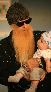 Angelas Vater, der bärtige Bluessänger Billy F. Gibbons (spielt sich selbst), ist zu Besuch, um Zeit mit seinem Enkel Michael zu verbringen.