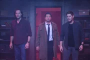 Sam Winchester (Jared Padalecki), Castiel (Misha Collins) und Dean Winchester (Jensen Ackles)