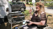 Obwohl die 56-jährige Martina sich nach einer Operation nur erschwert fortbewegen kann, hat sie riesige Freude am Campen.