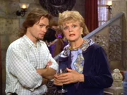 Ian (Ross Kettle) bittet Schriftstellerin Jessica (Angela Lansbury), einen mysteriösen Mord auf Schloss Bellyknock aufzuklären.