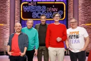 Moderator Kai Pflaume (M.) und seine Rateteam-Kapitäne Bernhard Hoëcker (l.) und Elton (r.) begrüßen in dieser Sendung die beiden ‚Die Sendung mit der Maus‘-Macher, den Autor, Regisseur und Darsteller Christoph Biemann (2.v.l.) und den Fernsehmoderator, Autor und Drehbuchautor Ralph Caspers (2.v.r.).