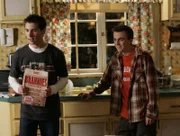 Dewey findet den Reserveschlüssel für das Auto seines Vaters und versucht Malcolm (Frankie Muniz, r.) und Reese (Justin Berfield, l.) zu überreden, ihn zum Shopping-Center zu fahren. Die allerdings schlagen ihm die Bitte ab ...